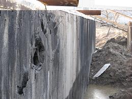 Разрушение ж/б стенок резервуара в местах жёсткого крепления перегородок при всплытии пустого резервуара от выталкивающего действия воды.